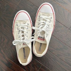 //CONVERSE// Low Top White Sneakers